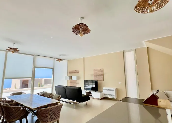 Elite With Pool, Coast Palasë